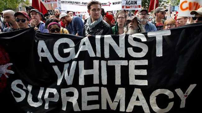 Gubernur Virginia Terry McAuliffe meminta kelompok nasionalis kulit putih pergi meninggalkan Amerika Serikat menyusul teror serangan mobil di Charlottesville.