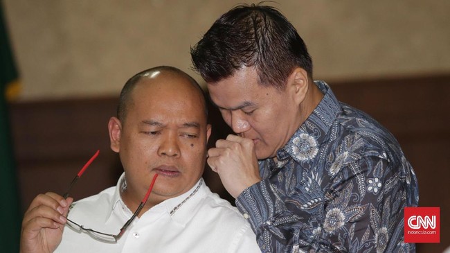 Saksi Karmajaya Karsono menyatakan dirinya meminjamkan rekening miliknya untuk Andi Narogong. Transaksi yang dilakukan kerap bernilai miliaran rupiah.
