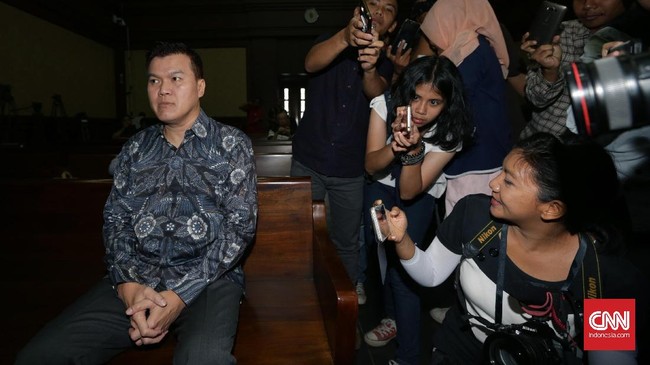 Hakim menilai janggal keberadaan 13 perusahaan milik Andi Narogong. KPK diminta menyelidiki perusahaan tersebut lebih jauh.