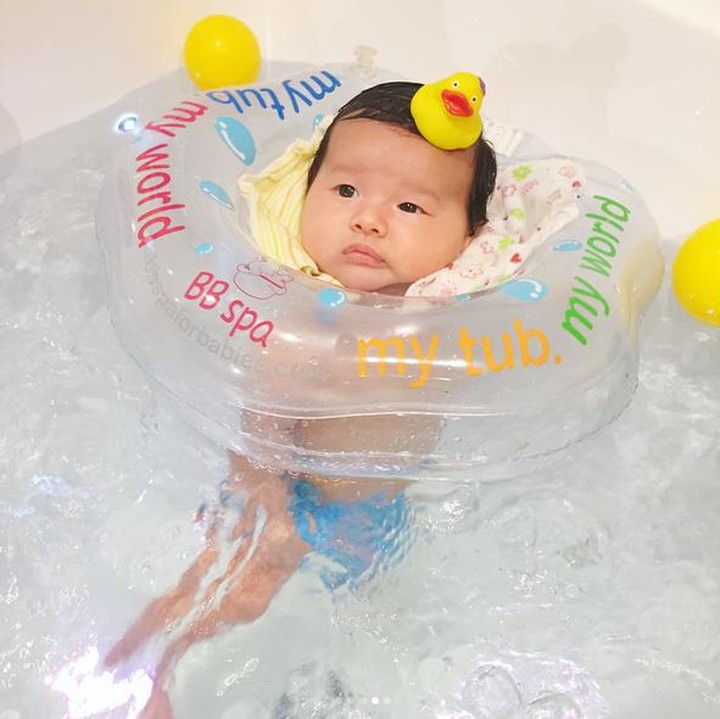 <p> Bayi yang satu ini menikmati banget ya. (Foto: Instagram @helloemiliastella)</p>