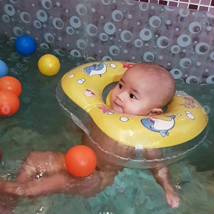 <p>Si kecil ini enjoy sekali melakukan baby spanya. (Foto: Instagram @rennyrhen)</p>