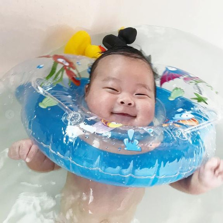 <p>Gemasnya! Si kecil ini senang sekali kelihatannya main air. (Foto: Instagram @demilim)</p>