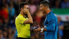 Dorong Wasit, Ronaldo Bisa Dihukum 12 Pertandingan