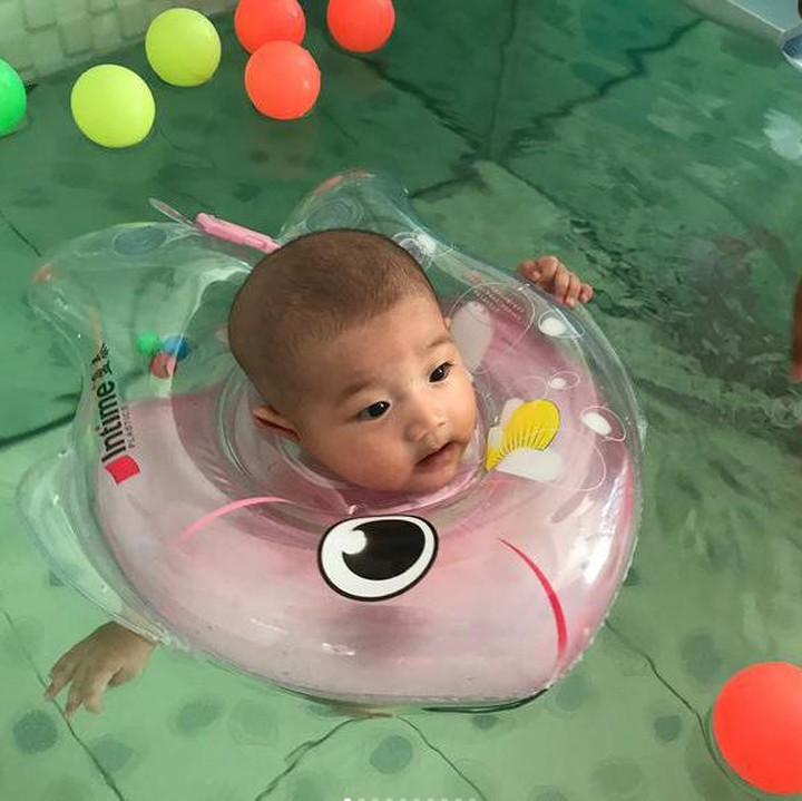 <p>Nampaknya dia mau buru-buru berenang ke bundanya. Lucu! (Foto: Instagram @mega_1388)  </p>