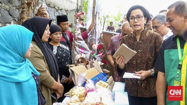 Menteri Keuangan Sri Mulyani menjelaskan pentingnya membayar pajak kepada para pelaku usaha mikro dan ultra mikro, di Desa Pasir Angin, Bogor.