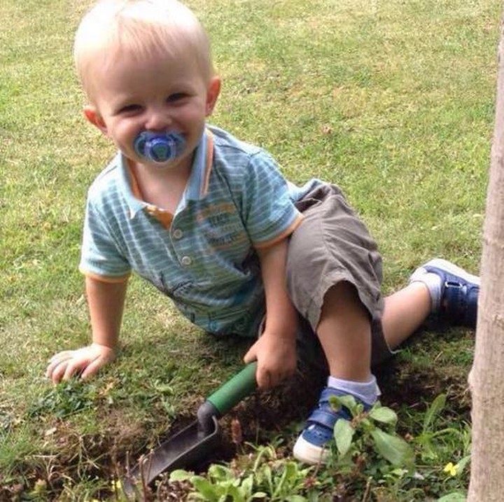 <p>Ya ampun lucu banget sih berkebun sambil ngempeng. (Foto: Instagram @debstarland)</p>