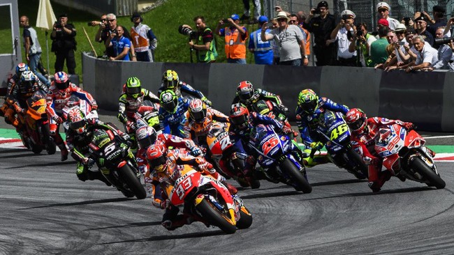 MotoGP riders start the MotoGP Austrian Grand Prix race at Red Bull Ring in Spielberg, Austria on August 13, 2017.  / AFP PHOTO / Jure Makovec