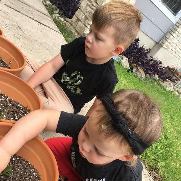 <p>Adik-kakak ini juga nggak kalah kompak kan dalam berkebun? (Foto: Instagram @laceykay22)  </p>