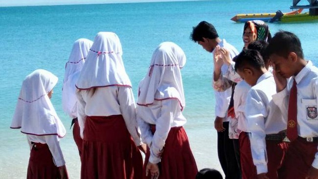 Para pemuda diajak ke salah satu pulau di Madura itu untuk menyebarkan ilmu dan pengalaman kepada anak-anak SD.