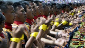 FOTO: Terpukau Rempak Tarian Saman Massal di Aceh