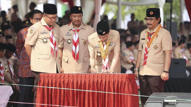 Menpora RI, Imam Nahrawi, menemani Presiden RI, Joko Widodo, memperingati hari jadi pramuka ke-56 tahun di Bumi Perkemahan Pramuka, Senin (14/8).