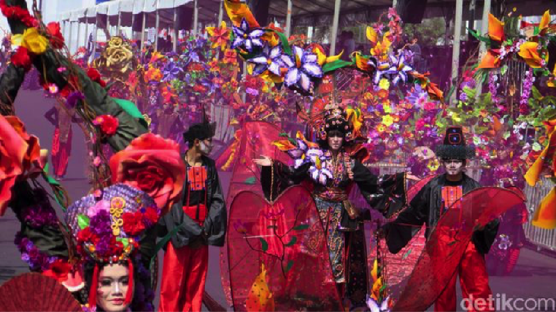 Presiden Joko Widodo secara resmi membuka Jember Fashion Carnaval (JFC) 2017, di Alun-alun Kabupaten Jember, Jawa Timur pada Minggu (13/8/2017)