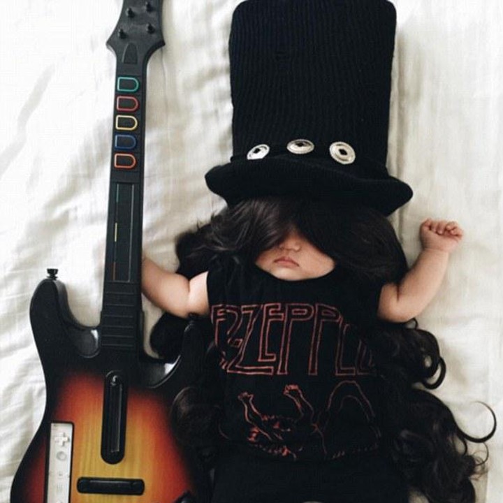 <span style="color: #222222; font-family: arial, sans-serif; font-size: 12.8px;">Rocker! Laura memakai bahan di sekitarnya dan meminjam bahan dari temannya untuk membuat 'mini' item tersebut. (Instagram: @lauraiz)</span>