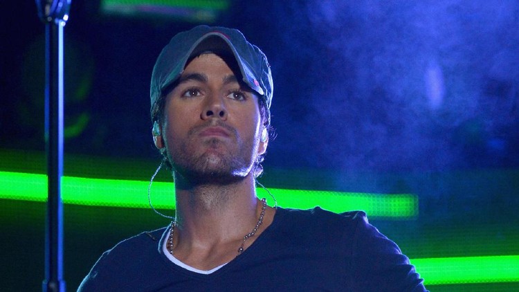 Begini ketika penyanyi asal Spanyol Enrique Iglesias main bareng salah satu bayi kembarnya. Bikin gemas!
