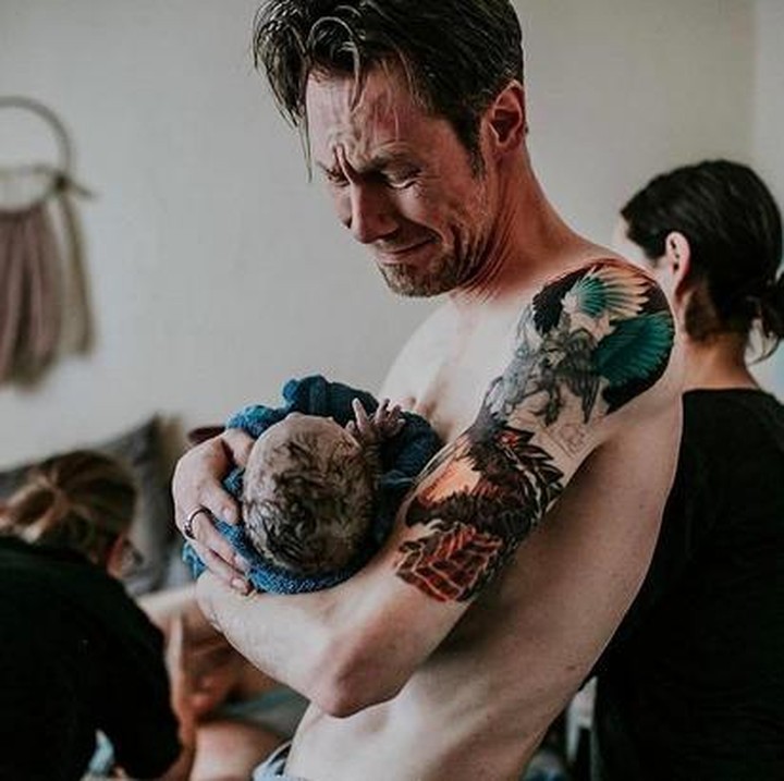 <span style="color: #222222; font-family: arial, sans-serif; font-size: 12.8px;">Beginilah suasana ketika seorang ayah menggendong anak pertamanya. (Foto: Instagram/ @thistleandlacephotography via @dontforgetdads) </span>
