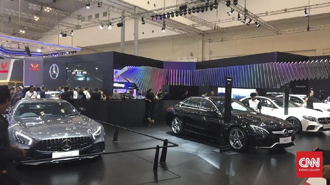 Mercedes-Benz meluncurkan tiga mobil mewah berperforma tinggi terbaru yakni AMG E 43, AMG GLC 43 Coupe dan the New AMG GT R di ajang GIIAS 2017.