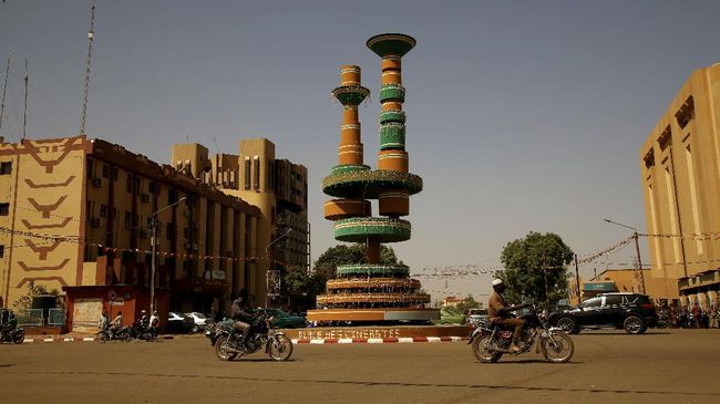 Pertumpahan darah belum lama terjadi di Burkina Faso. Tapi negara di Afrika Barat ini diberkahi oleh potensi wisata alam dari perairan sampai pegunungan.