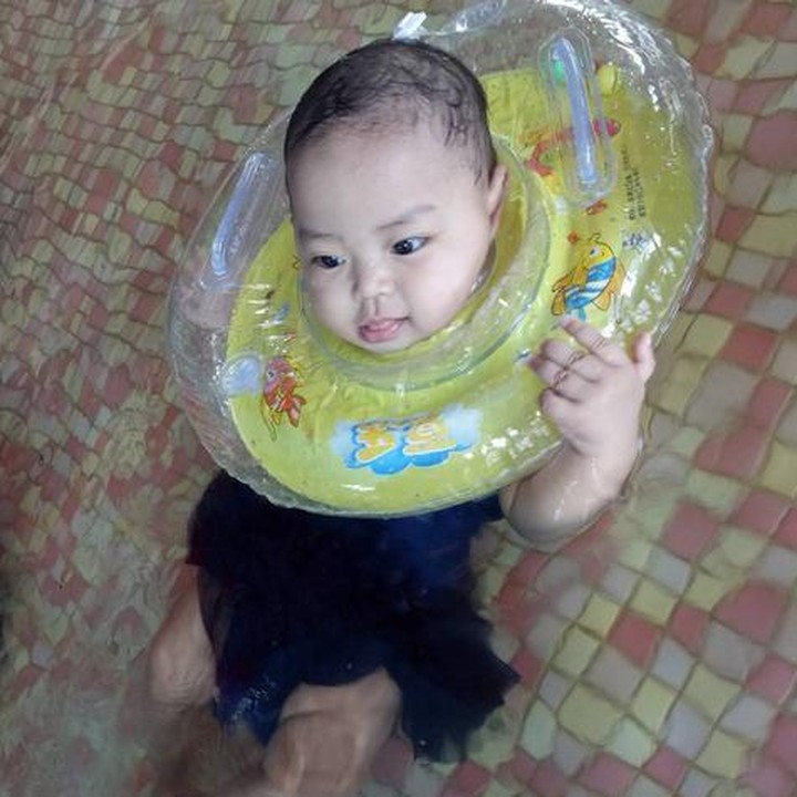 <p>Asik banget ya kamu renangnya. (Foto: Instagram @azusaumaiza)  </p>