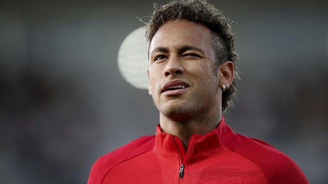 Neymar kemungkinan absen 6-8 pekan dan hal itu kemudian dikaitkan dengan ulang tahun adik perempuannya yang jatuh pada 11 Maret mendatang.