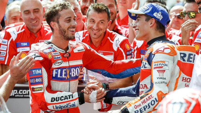 Valentino Rossi tidak memilih antara Marc Marquez atau Andrea Dovizioso untuk menjadi juara dunia MotoGP musim ini, meski nama terakhir rekan senegaranya.