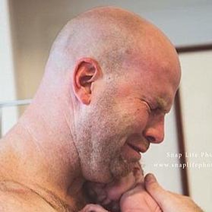 <span style="color: #222222; font-family: arial, sans-serif; font-size: 12.8px;">Air mata yang mengalir saat memeluk si kecil. (Foto: Instagram/ @snaplifephotography via @dontforgetdads) </span>