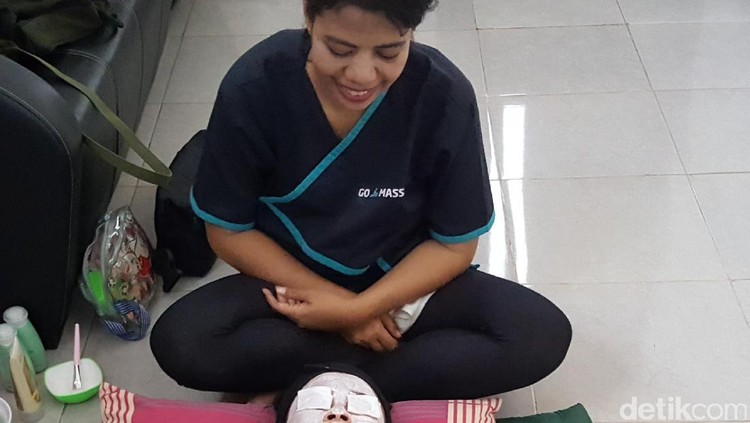Seharian lelah dan stres di kantor, enak nih rileks sejenak dengan pijat-pijat.