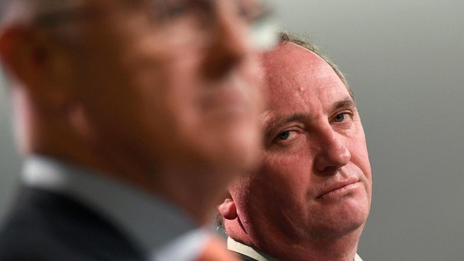 Wakil PM Australia Barnaby Joyce dikeluarkan dari parlemen karena berstatus kewarganegaraan ganda. Akibatnya, pemerintahan konservatif berada dalam bahaya.