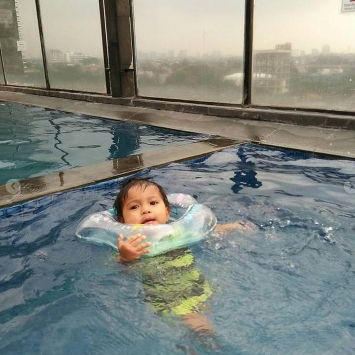 <p>Kalau si kecil yang satu ini baby spa-nya di kolam yang lebih besar. Hebat! (Foto: Instagram @hanindanafeeza)</p>
