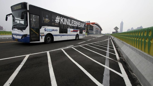 PT. TransJakarta menutup layanannya di sejumlah halte akibat banyaknya peserta aksi Reuni Alumni 212 yang menutupi jalan.