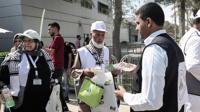 Mesir membuka kembali perbatasannya dengan Jalur Gaza, Senin (14/8) guna mempermudah jemaah haji dari daerah kantong Palestina yang diblokade.