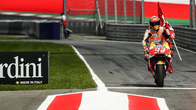 Marc Marquez menyatakan bahwa dirinya tak khawatir Valentino Rossi membantu Maverick Vinales karena ada banyak hal lain yang bakal jadi faktor penentu.