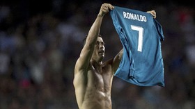 Kisah Indah El Clasico: Selebrasi Pamer Jersey Messi-Ronaldo