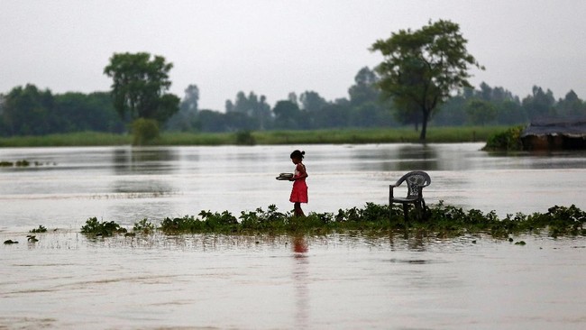 Bencana alam banjir yang terjadi di beberapa kawasan di Asia Selatan telah menewaskan sekitar 700 orang. Jutaan orang terpaksa meninggalkan rumah mereka.