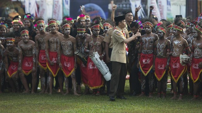 Stafsus Presiden untuk Papua Lenis Kogoya mengusulkan aparat keamanan di Papua dilatih dengan pendekatan adat. Hal itu  juga sudah disampaikan ke Jokowi.