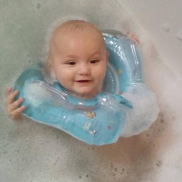 <p>Byuur, nggak memakai bola warna-warni, bayi yang satu ini lebih memilih menambahkan busa sabun dalam baby spanya. (Foto: Instagram @superhero_mummy)</p>