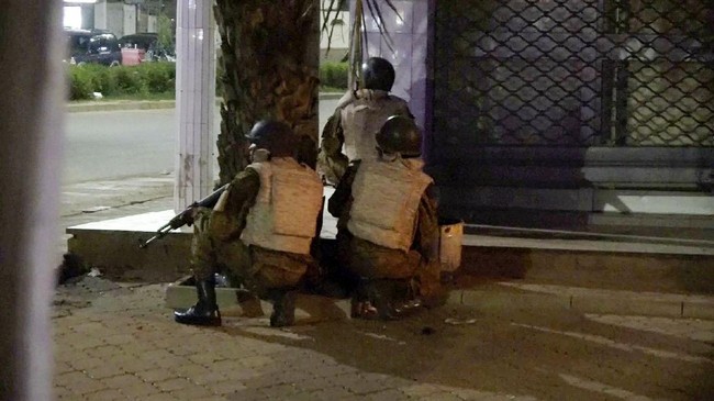 Pasukan khusus Prancis membebaskan empat sandera asing, termasuk dua warga negaranya, dari penyekapan oleh kelompok militan di Burkina Faso.