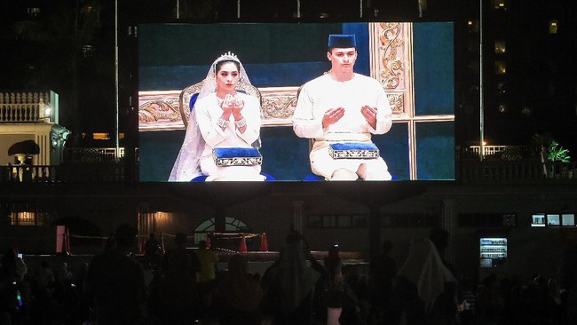 Putri tunggal Sultan Johor Malaysia, Tunku Tun Aminah Sultan Ibrahim, 31, menikahi pria asal Belanda setelah tiga tahun menjalin hubungan.