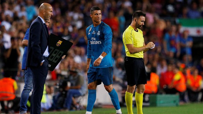 Jelang El Clasico di Santiago Bernabeu, pelatih Real Madrid Zinedine Zidane mengungkapkan kekesalan terhadap sanksi yang didapat Cristiano Ronaldo.