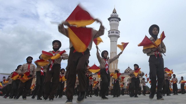 Mendikdasmen Abdul Mu'ti mengungkapkan pengurus OSIS dan Pramuka bisa masuk jalur prestasi SPMB masuk sekolah.