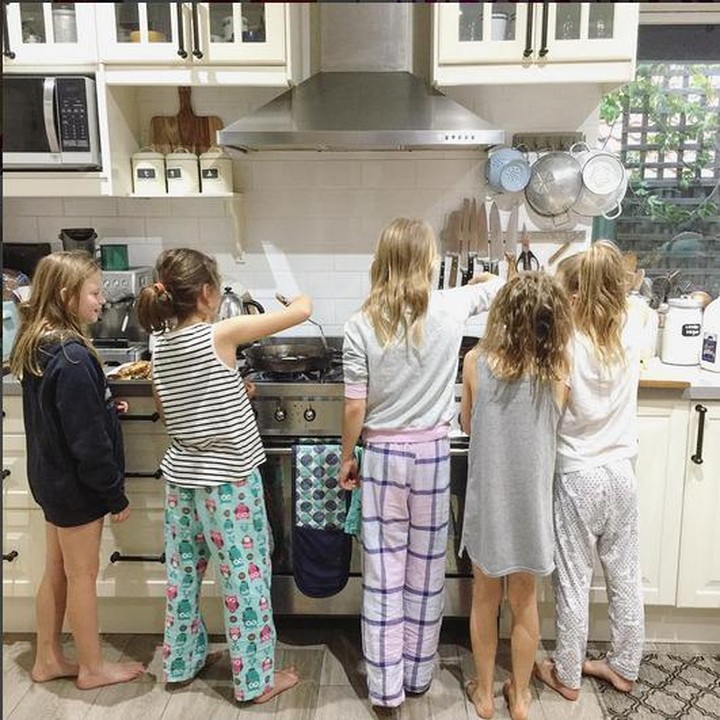 Lihat deh, ramai banget ya yang masak. Semoga rasanya nggak ramai. Hi hi. (Instagram: @neverjillian)
