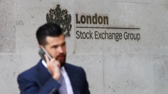 Bursa saham di zona Eropa kompak merah awal perdagangan Jumat (2/10), waktu setempat, usai Presiden AS Donald Trump positif terinfeksi virus corona.