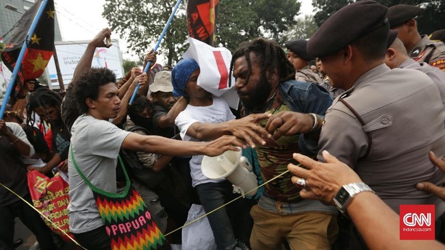Ketua Komite Nasional Papua Barat (KNPB) Agus Kossay ditangkap polisi saat mengendarai sepeda motor di Sentani. Polisi menyebut Agus masuk DPO kasus curanmor.