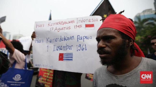 Para demonstran ditangkap karena hendak demo di depan Istana Negara. Polisi beralasan, Istana Negara harus steril untuk persiapan HUT Kemerdekaan ke-72 RI.