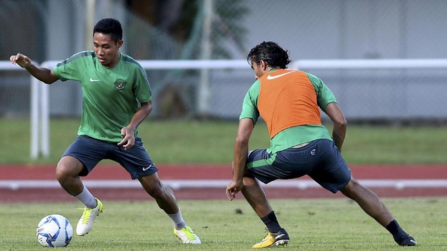 Dua pemain Timnas Indonesia U-23, Evan Dimas dan Ilham Udin belum juga bergabung dengan Selangor FA. Padahal keduanya sudah diminta berlatih setelah tahun baru.