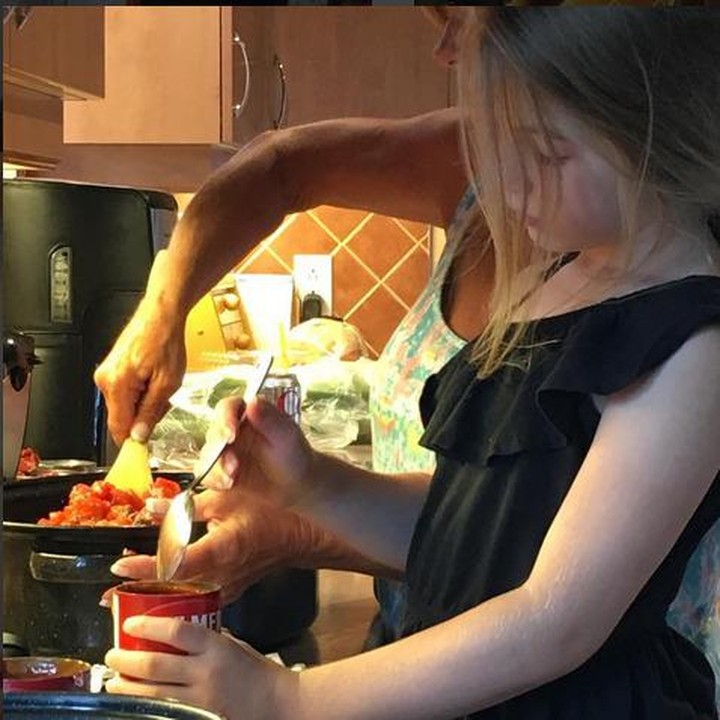 Menyenangkan lho memasak bareng anak. (Instagram: @carolyne_1982)