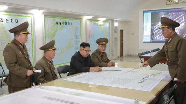 AS memberikan sanksi kepada dua pejabat Korea Utara, yakni Kim Jong Sik dan Ri Pyong Chol yang dinilai berada dibalik program rudal balistik negara tersebut.