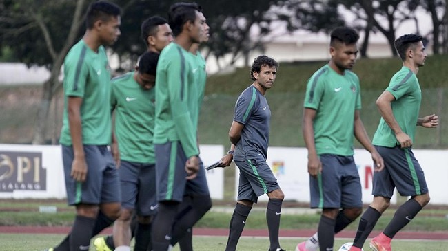 Gatot S. Dewa Broto membandingkan pelatih Timnas Indonesia, Luis Milla, dengan pelatih Manchester United, Jose Mourinho, dalam membangun tim.