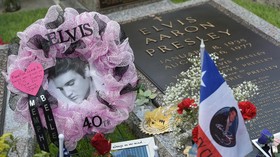 FOTO: Mengenang Empat Dekade Kepergian Elvis Presley