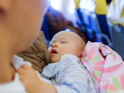 Cerita Ibu Saat Ajak Bayi 2 Minggu Naik Pesawat