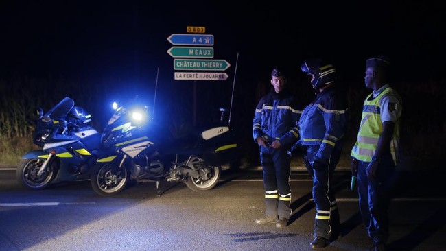 Sebuah mobil menyeruduk restoran pizza di timur kota Paris, Perancis, Senin (14/8) malam, menewaskan seorang anak perempuan dan melukai empat orang lainnya.